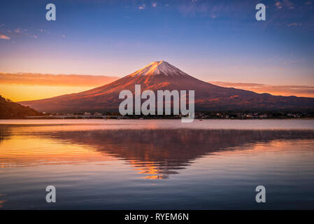 Landschaft Bild von Mt. Fuji über dem See Kawaguchiko bei Sonnenaufgang in Fujikawaguchiko, Japan. Stockfoto