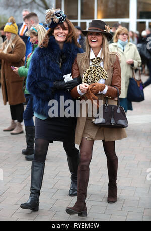 Racegoers kommen vor während Damen Tag des 2019 Cheltenham Festival in Cheltenham Racecourse. Stockfoto