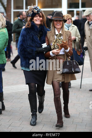 Racegoers kommen vor während Damen Tag des 2019 Cheltenham Festival in Cheltenham Racecourse. Stockfoto