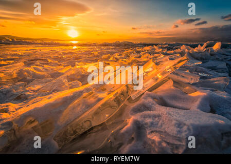 Sonnenuntergang Himmel mit natürlichen brechen Eis über gefrorenes Wasser am Baikalsee, Sibirien, Russland. Stockfoto