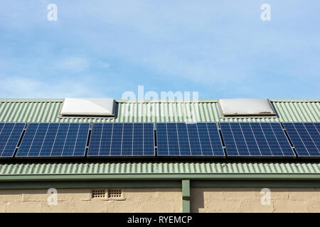 Aufbau von Sonnenkollektoren auf dem Dach in Victoria, Australien. Die fotovoltaischen Zellen sind eine alternative Energie, nachhaltige Ressource. Stockfoto