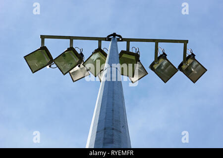 Stadion Fluter und Beleuchtung rig sitzt oben auf eine strukturelle Metall pylon, in Victoria, Australien. Stockfoto