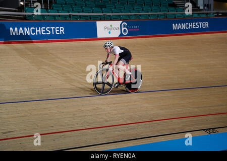 Britische Titel Radfahrer Laura Kenny während des Phynove sechs Tag Manchester media Event an der Nationalen Radfahren Center in Manchester. Stockfoto