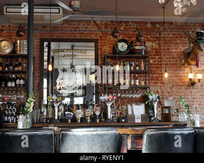 Bar Bereich der Devonshire Arms, Kensington, London, Großbritannien Stockfoto