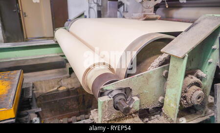 Eine große Rolle weißen Blatt Papier auf der Maschine in Rapina Estland innerhalb der Papiermühle Maschinen Stockfoto