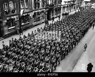 Nationalsozialismus / Nationalsozialismus, "Reichsparteitag der Freiheit", Nürnberg 10.-16.9.1935, Spalte der Sturm Bataillon marschiert durch die Stadt, "Tag der Sturmabteilungen", Additional-Rights - Clearance-Info - Not-Available Stockfoto