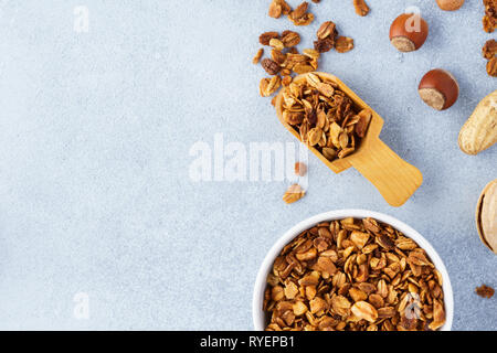 Gesunde hausgemachtes Müsli aus Hafer, verschiedene Nüsse und Honig. Platz für Text. Stockfoto