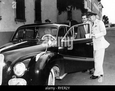 Militär, USA, Luftwaffe, die Kampagne "Rodeo", die im Auftrag der Bayerischen Motoren Werke Schauspieler Joachim Brennecke begeht ein BMW 501/502 Limousine als Preis für den Sieger zu American General J.A.Bulger, Wiesbaden, ca. 1953,- Additional-Rights Clearance-Info - Not-Available Stockfoto