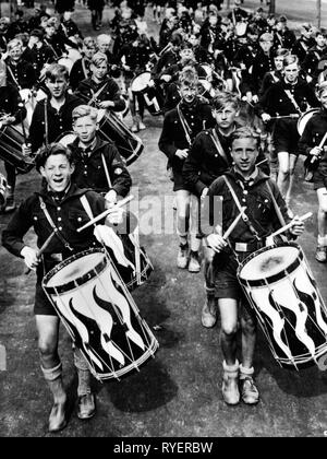 Nationalsozialismus, Nürnberg Rallye, "Reichsparteitag der Freiheit", Nürnberg 10.9.1935-16.9.1935, Truppe von Trommlern des Jungvolk (Deutsche Jugendliche in der Hitler Jugend), Additional-Rights - Clearance-Info - Not-Available Stockfoto