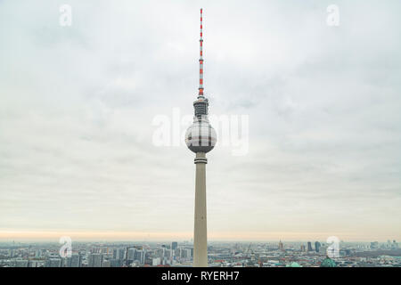 Fernsehturm Fernsehturm in der Mitte des Platzes Stockfoto
