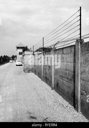 Geographie/Reisen, Deutschland, Dachau, Kz, Flüchtlingslager, an der Wand mit Stacheldraht, 1960, Additional-Rights - Clearance-Info - Not-Available Stockfoto