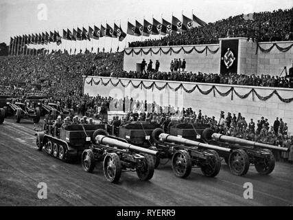 Nationalsozialismus, Nürnberg Rallye, "Reichsparteitag der Freiheit", Nürnberg 10. -16,9.1935, Tag der Wehrmacht, März - Vergangenheit der schweren Artillerie an den Ständen, Additional-Rights - Clearance-Info - Not-Available Stockfoto