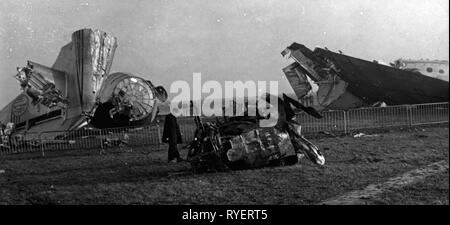 Verkehr/Transport, Luftfahrt, Unfall, Crash eines militärischen Flugzeugen, Frankreich, 1950er Jahre, Additional-Rights - Clearance-Info - Not-Available Stockfoto