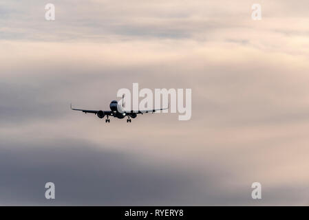 Das Flugzeug landet bei Tagesanbruch am Flughafen London Heathrow, London, Großbritannien. Landungsflugzeug. Ankunft am frühen Morgen Stockfoto