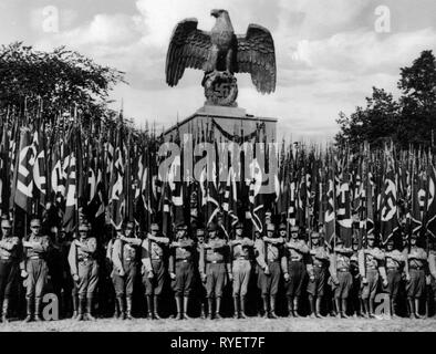 Nationalsozialismus / Nationalsozialismus, "Reichsparteitag der Freiheit", Nürnberg 10.9.1935 - 16.9.1935, Parade der Sturm Bataillon (SA), großes Banner Einheit vor der imperialen Adler, "Tag der Sturmabteilungen", Additional-Rights - Clearance-Info - Not-Available Stockfoto