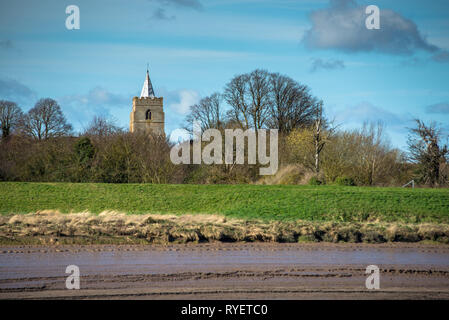 St Peter's Church, West Lynn über den Fluss Great Ouse von King's Lynn, Norfolk, Großbritannien gesehen Stockfoto