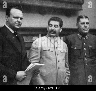 Nationalsozialismus / Nationalsozialismus, Politik, deutsch-sowjetischen Nichtangriffspakt Vertrag, 1939, von links: der sowjetische Botschafter in Deutschland Aleksey Shkvarzev, Generalsekretär der KPDSU Joseph Stalin und Generalstabschef General Boris Shaposhikov nach der Unterzeichnung, Moskau, 24.8.1939, Deutsch Sowjetischen, Hitler-Stalin-Pakt, Molotow Ribbentrop Pakt, Molotow-Ribbentrop-Pakt, Molotov-Ribbentrop-Pakt, Diplomatie, Außenpolitik, Außenpolitik, Russland, Sowjetunion, UDSSR, Union der Sozialistischen Sowjetrepubliken, Deutschland, Deutsches Reich, Drittes Reich, Menschen,, Additional-Rights - Clearance-Info - Not-Available Stockfoto