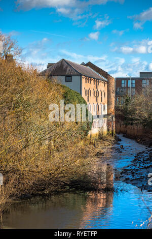 Viktorianische Lagerhäuser auf dem Fluss tributory in Kings Lynn, Norfolk, East Anglia, Großbritannien Stockfoto