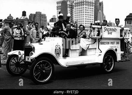 Verkehr/Transport, Auto, Nutzfahrzeug, Feuer Schlauch auf einem Ford Modell T Chassis aus dem Jahr 1918, bei einer Parade der American Legion Post 308, Forreston, Illinois, New York City, 1954, Additional-Rights - Clearance-Info - Not-Available Stockfoto