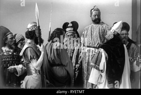 Theater/Theater, Passionsspiele Oberammergau 1910, Jesus Christus (Anton Lang) vor Pontius Pilatus (Sebastian Bauer), Postkarte, F. Bruckmann, München, 1910, Additional-Rights - Clearance-Info - Not-Available Stockfoto