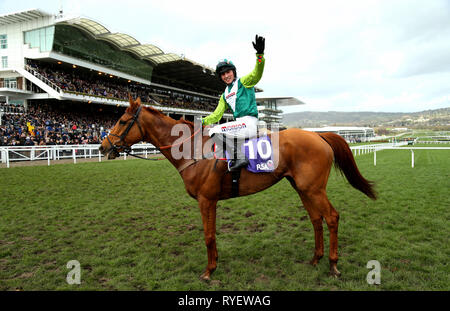 Jockey Harry Cobden feiert nach dem Gewinn der RSA Insurance Novizen "Chase auf Topofthegame während Damen Tag des 2019 Cheltenham Festival in Cheltenham Racecourse. Stockfoto