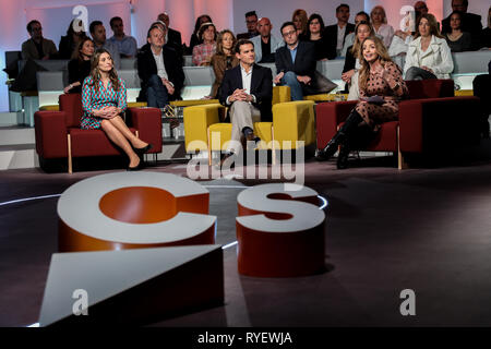 Sara Jimenez (L), Albert Rivera (C) und Patricia Reyes (R) werden gesehen, um die Teilnahme an der Debatte über Diskriminierung, der in Spanien vorhanden ist. Stockfoto