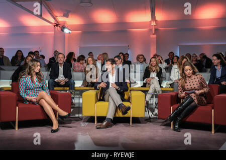 Sara Jimenez (L), Albert Rivera (C) und Patricia Reyes (R) werden gesehen, um die Teilnahme an der Debatte über Diskriminierung, der in Spanien vorhanden ist. Stockfoto