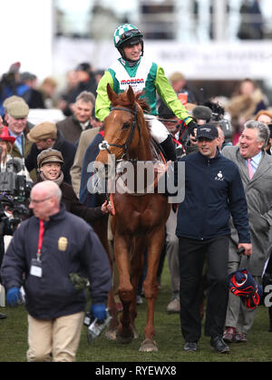 Jockey Harry Cobden feiert nach dem Gewinn der RSA Insurance Novizen "Chase auf Topofthegame während Damen Tag des 2019 Cheltenham Festival in Cheltenham Racecourse. Stockfoto