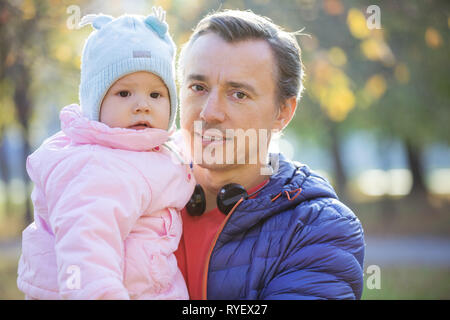 Portrait der kaukasischen Mann und Tochter im Herbst Park Stockfoto