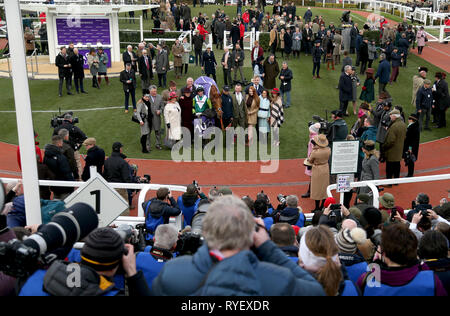 Eine allgemeine Ansicht als Jockey Harry Cobden (Mitte) feiert mit Trainer Paul Nicholls (Zweite links) und ausgezeichnete Verbindungen nach dem Gewinn der RSA Insurance Novizen "Chase auf Topofthegame während Damen Tag des 2019 Cheltenham Festival in Cheltenham Racecourse. Stockfoto