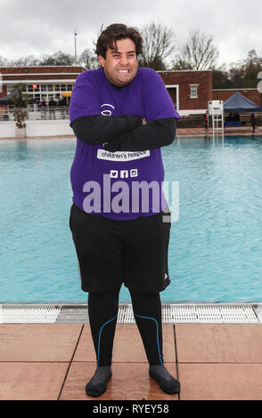 James Argent hat einen sehr kalten Schwimmen während Haven House Children's Hospice Eis Stürzen auf dem Parliament Hill Felder Lido mit: James Argent Wo: London, Großbritannien Wann: 10. Feb. 2019 Credit: John rainford/WANN Stockfoto