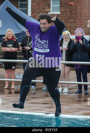 James Argent hat einen sehr kalten Schwimmen während Haven House Children's Hospice Eis Stürzen auf dem Parliament Hill Felder Lido mit: James Argent Wo: London, Großbritannien Wann: 10. Feb. 2019 Credit: John rainford/WANN Stockfoto