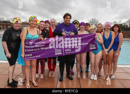 James Argent hat einen sehr kalten Schwimmen während Haven House Children's Hospice Eis Stürzen auf dem Parliament Hill Felder Lido mit: James Argent Wo: London, Großbritannien Wann: 10. Feb. 2019 Credit: John rainford/WANN Stockfoto