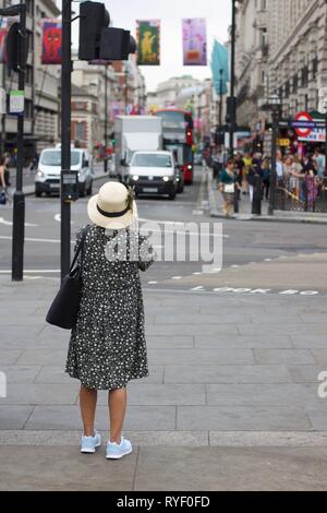 London Tourist in kleid und hut, Piccadilly Stockfoto