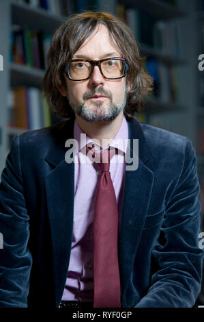 Jarvis Cocker an der London Bericht der Bücher Buchhandlung. Abgebildet mit britischen Schriftsteller Jon McGregor sprechen über Jarvis neues Buch der Song Lyrics' Mutter, Bruder, Freund" [ Faber und Faber] 2011 Faber veröffentlicht, in der renommierten Faber Poesie Livree, Mutter, Bruder, Freund, die ausgewählten Texte von Jarvis Cocker. Dieses Ereignis markierte die Veröffentlichung der Taschenbuchausgabe mit der Schriftsteller Jon McGregor geistreich Umformulierung exerpts aus dem Songwriter oeuvre als Fragen. Jarvis hat viel von den letzten Sarah Brightman drücken Sie die Ankündigung, dass würde Sie geben alle Ihr Geld für eine Woche in spac Stockfoto