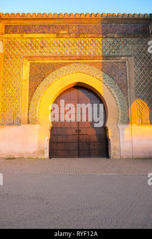 Goldene Stunde zentriert Bab Al Mansour Tor in der Altstadt, der Medina von Meknes, Marokko. Vertikale Stockfoto