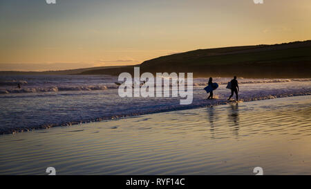 Walking am Strand in der Nähe von Garrettstown Stockfoto