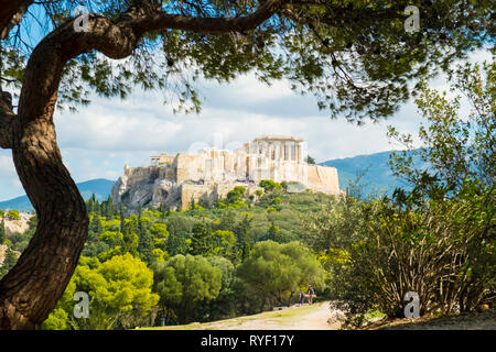 Gerahmte Aussicht auf den Parthenon auf der Akropolis von filopappou Hill in Athen, Griechenland gesehen. Horizontale Stockfoto