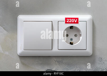 Steckdose und einen Schalter an der Wand des Hotel Stockfoto