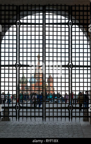 Moskau, Russland - 30. September 2018: Blick auf den Roten Platz durch das Gitter des Tors Stockfoto