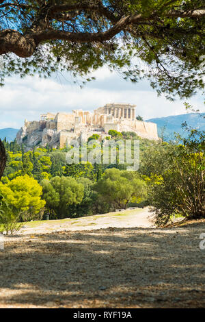 Gerahmte Aussicht auf den Parthenon auf der Akropolis von filopappou Hill in Athen, Griechenland gesehen. Vertikale Stockfoto