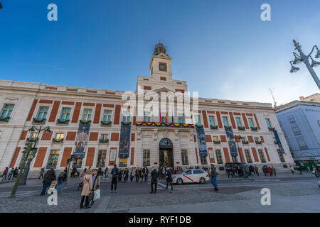 Madrid, Spanien - 20. Dezember 2017: Leute, die sich vor Madrid Comunity Gebäude in Puerta del Sol Platz der Innenstadt von Madrid. Hauptstadt und größte Stadt der Stockfoto