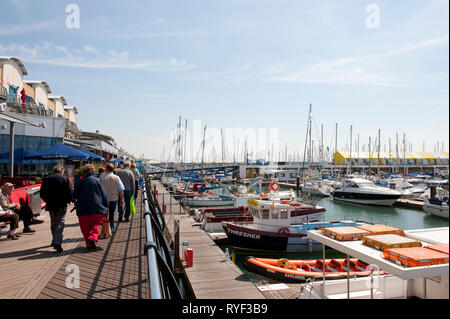 Die Leute draußen sitzen Restaurants in Brighton Marina, Sussex, England. Stockfoto