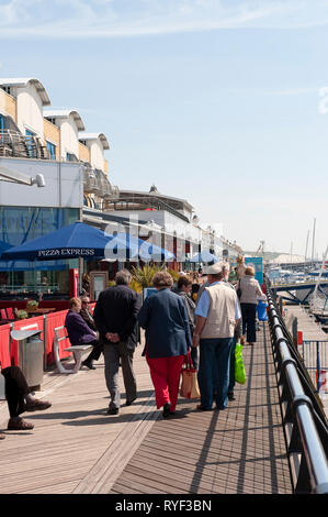 Die Leute draußen sitzen Restaurants in Brighton Marina, Sussex, England. Stockfoto