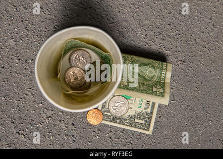 Glas für Almosen betteln Stockfoto