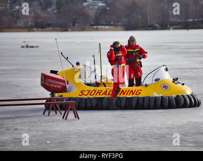 Öffnen hovercraft und Crew der Schwedischen Sea Rescue Gesellschaft auf einem zugefrorenen See Malaren, Sigtuna, Schweden, Skandinavien Stockfoto