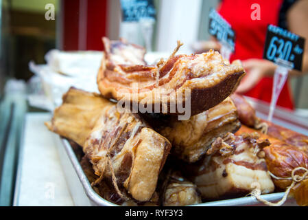 Große Stapel von ganzen Speck. Big geräuchertem Speck. Stücke von geräuchertem Speck große im Store. Stockfoto