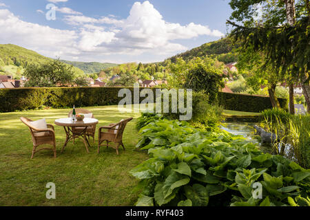 'Dining Bereich auf Rasen von Schloss Unterleinleiter in Bayern, Deutschland" Stockfoto