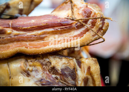 Große Stapel von ganzen Speck. Big geräuchertem Speck. Stücke von geräuchertem Speck große im Store. Stockfoto