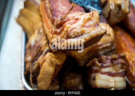 Große Stapel von ganzen Speck. Big geräuchertem Speck. Stücke von geräuchertem Speck große im Store. Stockfoto